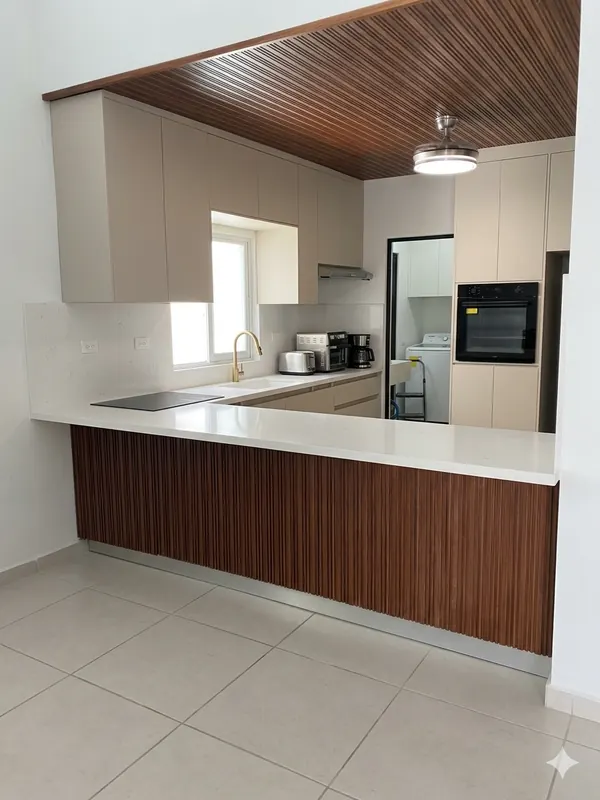 Cocina integral a la medida con gabinetes de melamina, lambrín en techo y luz LED, fabricada en Hermosillo